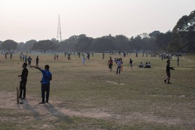 Kolkata, Hindistan - 2 Şubat 2020: Kimliği belirsiz kişiler 2 Şubat 2020 'de Hindistan' ın Kolkata kentinde Meydan Parkı 'nda kriket oynuyor