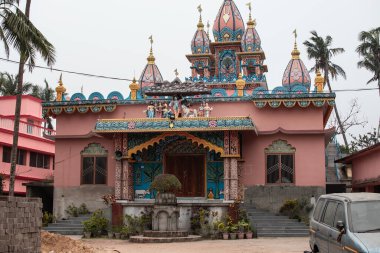 Puri, Hindistan - 3 Şubat 2020: Pembe ve mavi dekoratif Hindu tapınağı 3 Şubat 2020 tarihinde Puri, Hindistan 'da gökyüzüne karşı