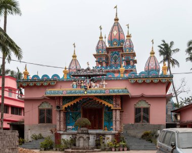 Puri, Hindistan - 3 Şubat 2020: Pembe ve mavi dekoratif Hindu tapınağı 3 Şubat 2020 tarihinde Puri, Hindistan 'da gökyüzüne karşı