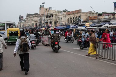 Puri, Hindistan - 3 Şubat 2020: Kimliği belirsiz insanlarla dolu kalabalık cadde 3 Şubat 2020 tarihinde Puri, Hindistan 'da Jagannath Tapınağı yakınlarında
