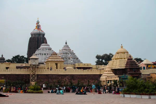 Puri, Hindistan - 3 Şubat 2020: Jagannath tapınağının 3 Şubat 2020 'de Puri, Hindistan' daki dini varış yerine kimliği belirsiz ziyaretler