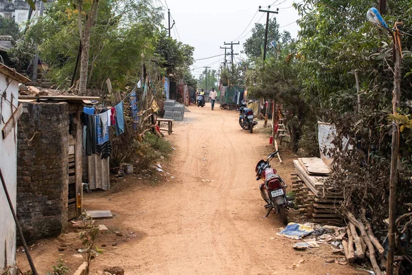 Bhubaneswar Indien Februari 2020 Två Oidentifierade Personer Liten Grusväg Slummen — Stockfoto