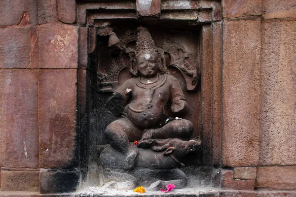 Brown Engraved Hindu Sculpture Yellow Pink Flower Front Brahmesvara Temple — Stock Photo, Image