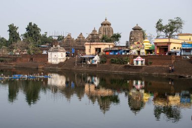 Bhubaneswar, Hindistan - 4 Şubat 2020: Bindu Sagara Gölü 'ndeki Ananta Basudeva Tapınağı' nın yansıması 4 Şubat 2020, Bhubaneswar, Hindistan