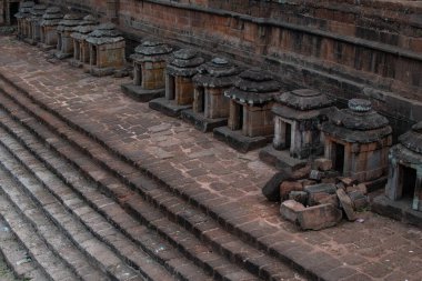 Hindistan, Odisha, Bhubaneswar 'daki Chitrakarini Tapınağı' nın yakınlarındaki merdivenlerin üzerinde taştan yapılmış tarihi Hindu yapıları.
