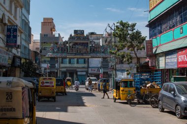 Chennai, Hindistan - 6 Şubat 2020: 6 Şubat 2020 'de Chennai, Hindistan' da sarı otomobil ve kimliği belirsiz insanların bulunduğu bir sokakta günlük yaşam