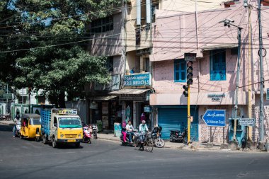 Chennai, Hindistan - 8 Şubat 2020: 8 Şubat 2020 'de Chennai, Hindistan' da trafik kırmızı ışıkta bekliyor