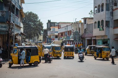 Chennai, Hindistan - 8 Şubat 2020: Chennai, Hindistan 'da 8 Şubat 2020 tarihinde birçok geleneksel sarı taksi rickshaw ile trafik