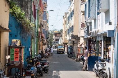 Chennai, Hindistan - 8 Şubat 2020: 8 Şubat 2020 'de Chennai, Hindistan' da park halindeki motosikletli bir sokakta kimliği belirsiz insanlar