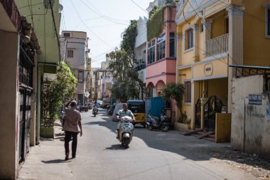 Chennai, Hindistan - 8 Şubat 2020: Kimliği belirsiz insanlar motosiklet kullanıyor, günlük yaşamları 8 Şubat 2020 'de Chennai, Hindistan' da