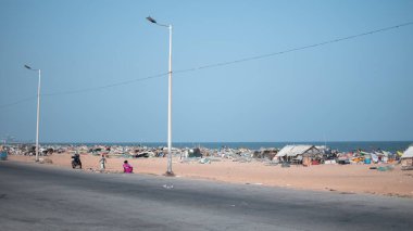 Chennai, Hindistan - 8 Şubat 2020: Chennai Sahili manzarası, yerel halk ve enkaz 8 Şubat 2020 'de Chennai, Hindistan