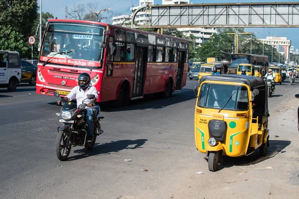 Chennai, Hindistan - 6 Şubat 2020: 6 Şubat 2020 'de Chennai, Hindistan' da toplu taşıma otobüsleri, sarı otomobiller, motosikletler ve arabalar ile trafik
