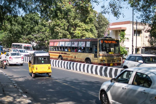 Chennai Indien Februari 2020 Vardagstrafik Med Kollektivtrafik Buss Auto Rickshaw — Stockfoto