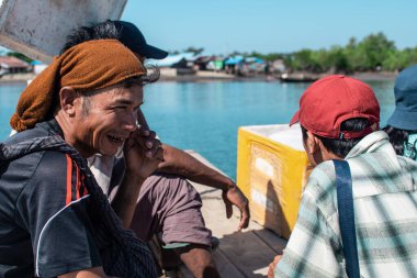 Chaung Thar, Myanmar - 26 Aralık 2019: 26 Aralık 2019 tarihinde Chaung Thar, Myanmar 'da bir teknede gutka tütünü çiğneyen kimliği belirsiz adamların portresi