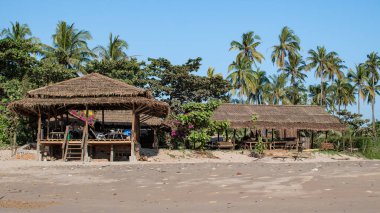Irrawaddy, Myanmar - 26 Aralık 2019: Chaung Thar 'ın kuzeyindeki D & W Beach Haven Restoranı ve Bungalov' u ziyaret edenler