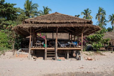 Irrawaddy, Myanmar - 26 Aralık 2019: Chaung Thar 'ın kuzeyindeki D & W Beach Haven Restoranı ve Bungalov' u ziyaret edenler