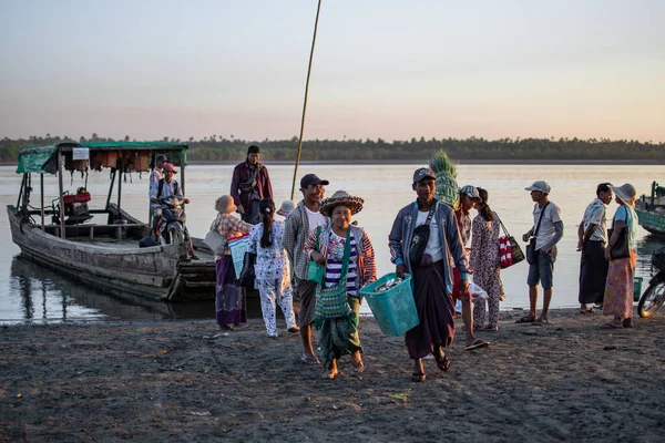 Chaung Thar Myanmar Prosince 2019 Lidé Vystupují Místního Trajektu Přepravují — Stock fotografie