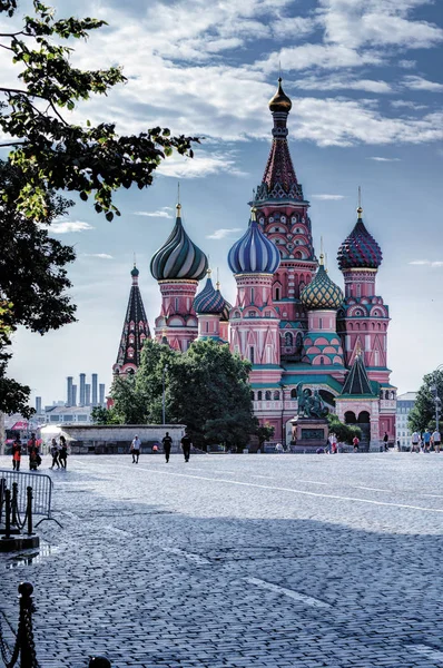 Kırmızı kare. Kremlin. Moskova. St. Basil Katedrali. Sabah.