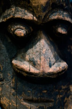 Afrika Ahşap maske. Siyah arka plan. Korku.