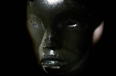 Afrika Ahşap maske. Siyah arka plan. Korku.