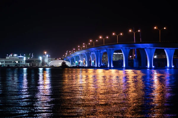 Gece şehri. Köprü ve yansıma.