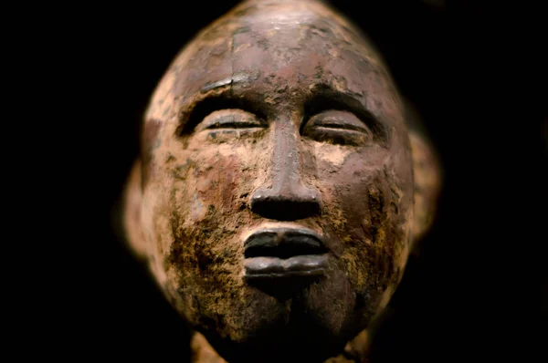 Afrika Ahşap maske. Siyah arka plan. Korku.