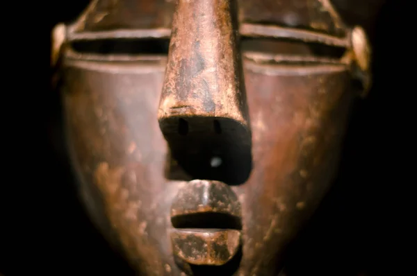 Afrika Ahşap maske. Siyah arka plan. Korku.