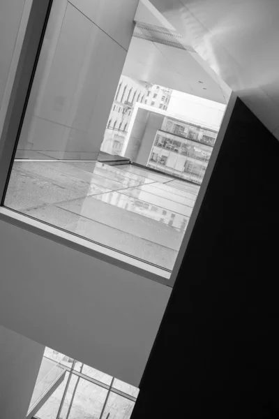 New York sanat galerisinin çarpıcı mimarisi. Minimalizm. Geometri. Çizgiler. MoMA