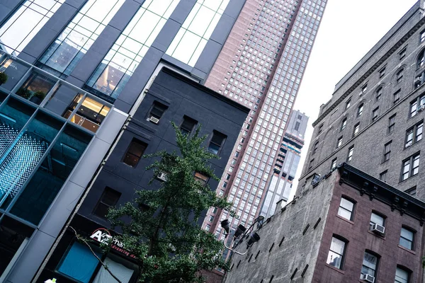 Manhattan 'ın şehir manzaraları. Çarpıcı gökdelenler. Cam ve betondan şehir