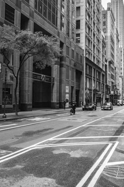 Manhattan 'ın şehir manzaraları. Çarpıcı gökdelenler. Cam ve betondan şehir