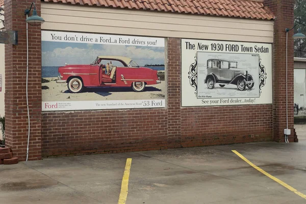 Μοντάρετε Gilead, Nc-Απρ 07, 2018: Ιστορικό ρεκόρ Mural τέχνη-Ford οχήματα — Φωτογραφία Αρχείου