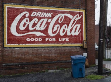Coca Cola sanat duvar Mount Gilead, Kuzey Carolina'da 2018 yaklaşık Main Street bilinmeyen sanatçı tarafından tarihi bir belge
