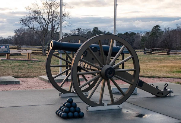 Campo de Batalha de Averasboro, NC-Circa 2018: Canhão e Campo da Guerra Civil — Fotografia de Stock