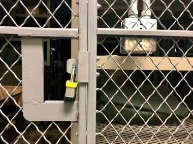 Güvenli Asma Kilit Ordu İkmal Kafesi'ne zincirlenmiş