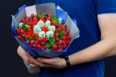 Çilek buketi, yabanmersini ve nane.