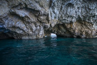 Zakynthos Adası mağaralarda