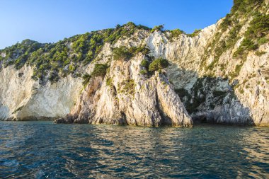 Zakynthos Adası mağaralarda
