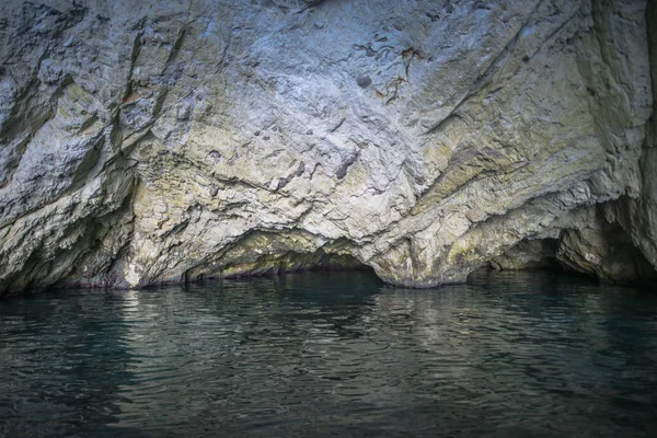Zakynthos Adası mağaralarda