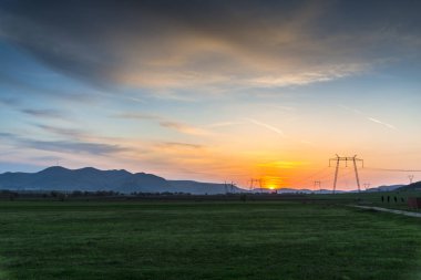 Baharda gün batımı