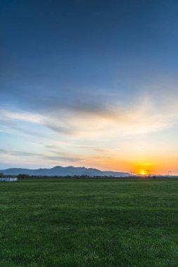 Baharda gün batımı