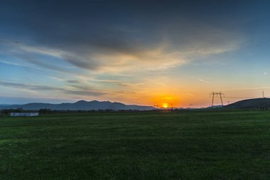 Baharda gün batımı