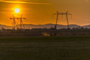 Baharda gün batımı