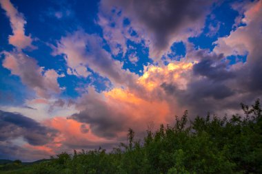 Yaz günü akşam günbatımı bulutlara
