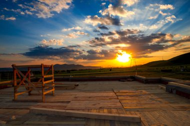 Yaz günü akşam günbatımı bulutlara