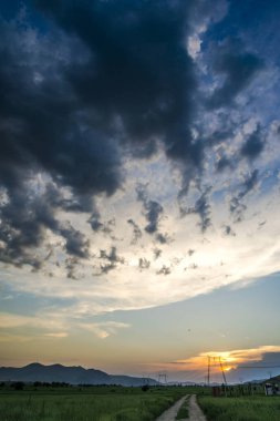 Fantastik günbatımı bulutlara