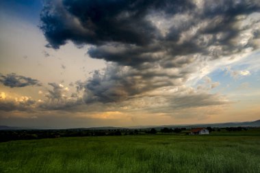 Fantastik günbatımı bulutlara