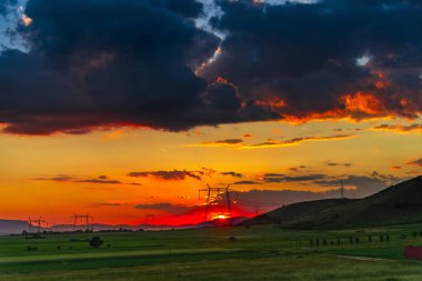Gün batımı harika manzaraya bulutlar ile