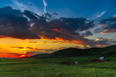 Gün batımı harika manzaraya bulutlar ile