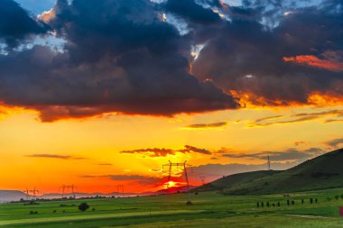 Gün batımı harika manzaraya bulutlar ile