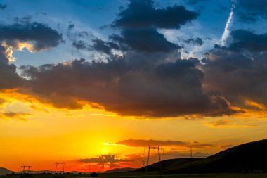 Gün batımı harika manzaraya bulutlar ile